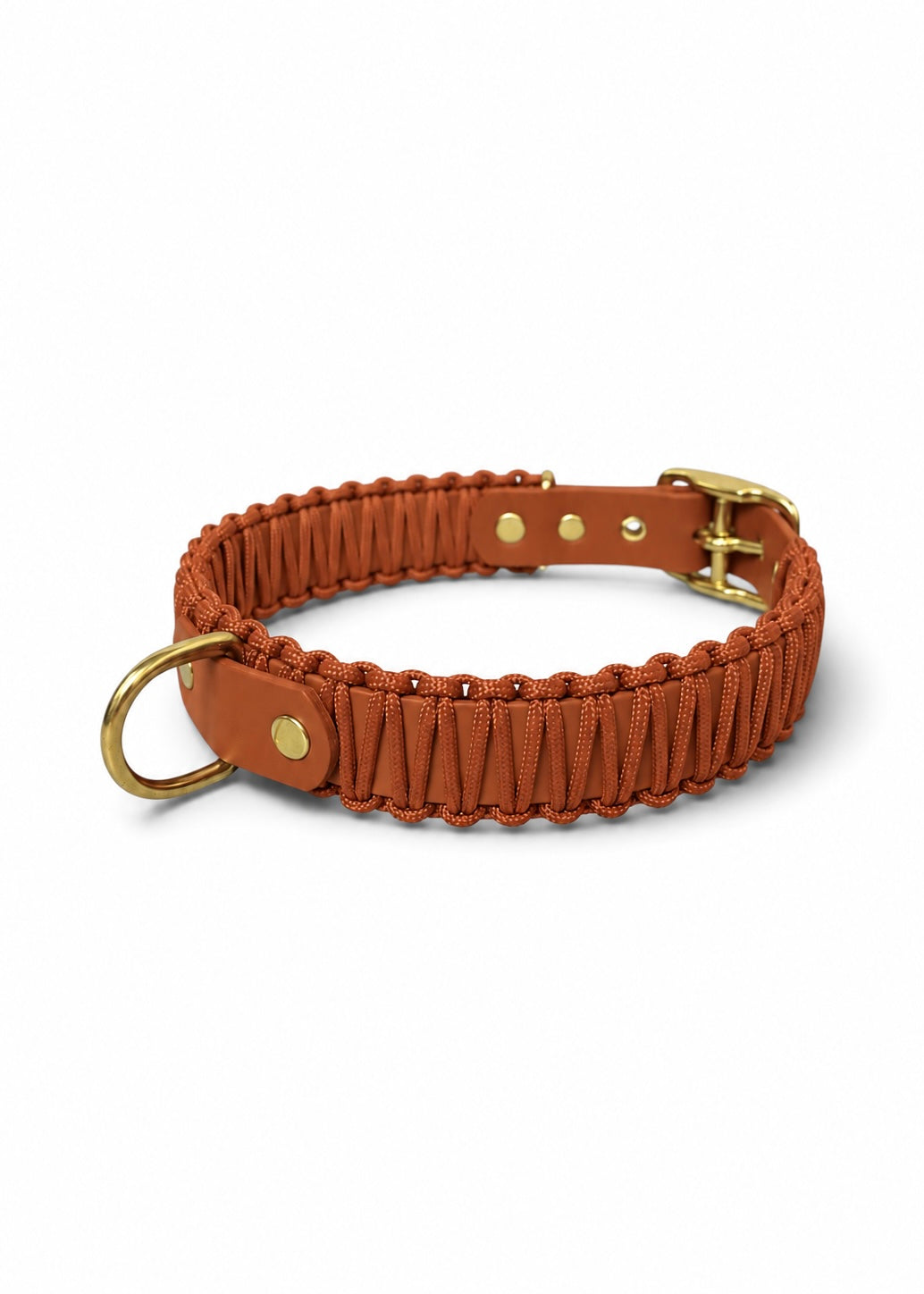 Collier réglable pour chien haut de gamme en Biothane et paracorde tressée marron Brown Sugar fait main par PLI Paris.