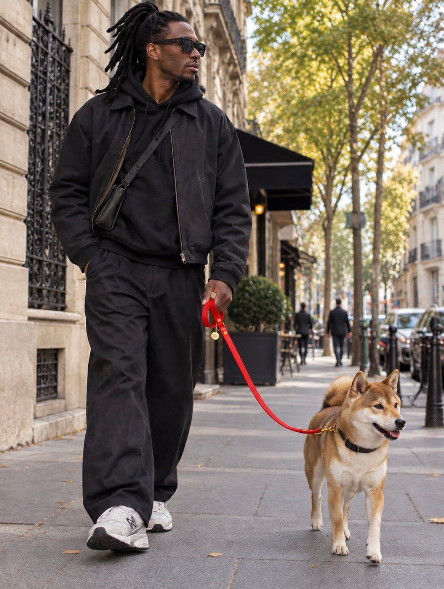 Homme promenant un chien de race shiba avec une laisse en Biothane rouge de la marque PLI Paris 