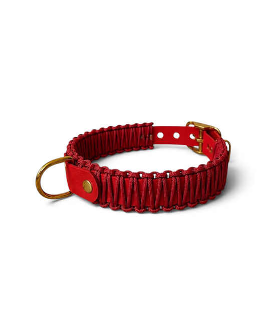Collier réglable pour chien haut de gamme en Biothane et paracorde tressée rouge Big Kiss fait main par PLI Paris.