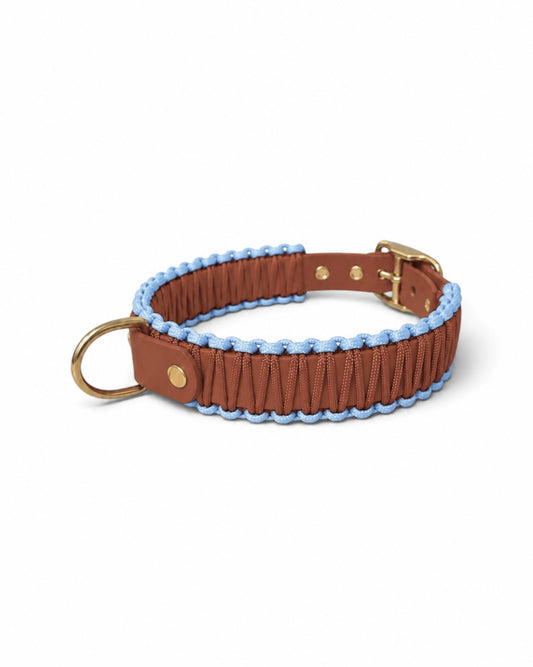 Collier réglable pour chien haut de gamme en Biothane et paracorde tressée marron et bleu Iced cookiefait main par PLI Paris.