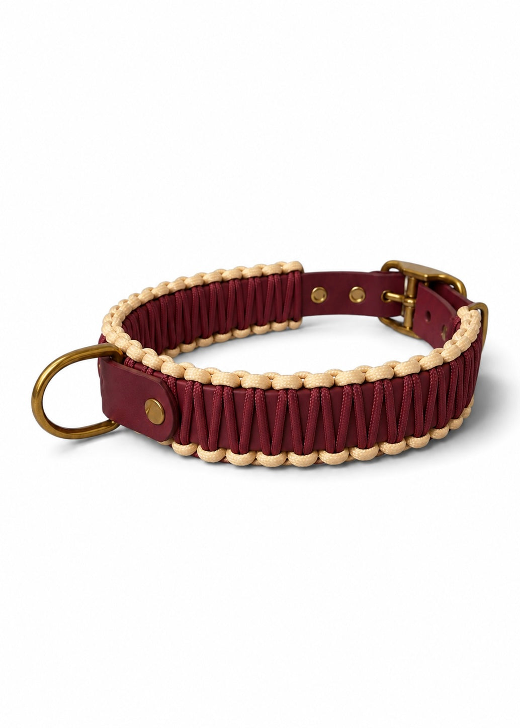 Collier réglable pour chien haut de gamme en Biothane et paracorde tressée bordeaux et creme Cherry On Top fait main par PLI Paris.