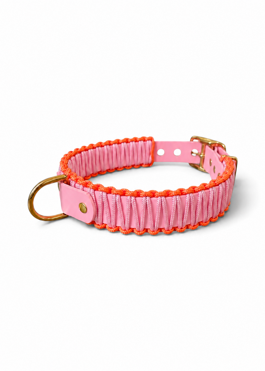 Collier réglable pour chien haut de gamme en Biothane et paracorde tressée rose et orange Malibu fait main par PLI Paris.