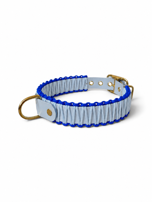 Collier réglable pour chien haut de gamme en Biothane et paracorde tressée bleu pastel et bleu klein fait main par PLI Paris.
