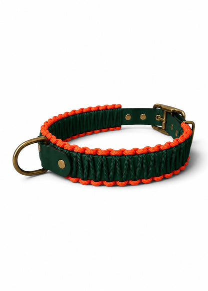 Collier réglable pour chien haut de gamme en Biothane et paracorde tressée vert sapin et orange Wild Thing fait main par PLI Paris.