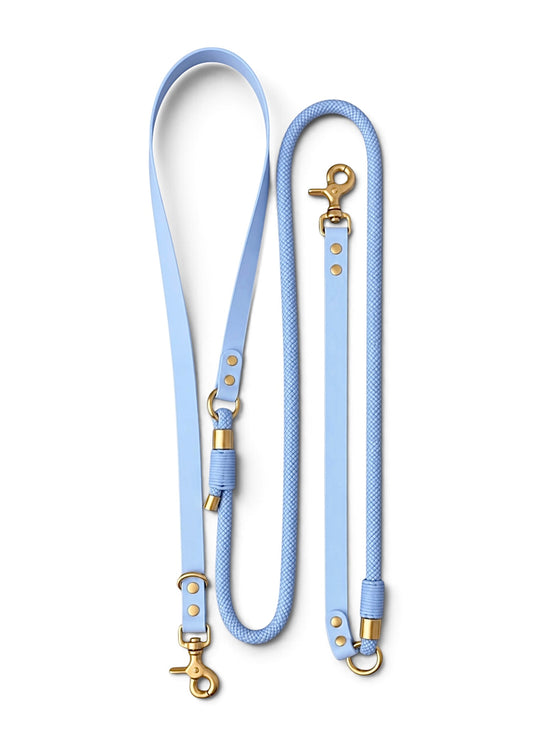 Laisse multi-positions pour chien en Biothane et paracorde bleu pastel Baby Breeze par la marque française PLI Paris.