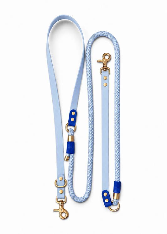 Laisse multi-positions pour chien en Biothane et paracorde bleue Mykonos par la marque française PLI Paris.