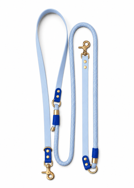 Laisse multi-positions pour chien en Biothane et paracorde bleue Mykonos par la marque française PLI Paris.